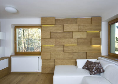 Řadový dům, obytný prostor, obývák, zimní zahrada, pohovka, dřevěný obklad, dřevěná zeď, dřevěná podlaha