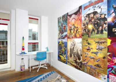 Byt v novostavbě, dětský pokoj, židle, stůl, plakáty, Superhero, superhrdinové