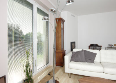 Rekonstrukce, rodinný dům, přízemí, obytný prostor, obývák, světla, TV nábytek, konferenční stolky, pohovka, komoda, proutěné křeslo, lampa