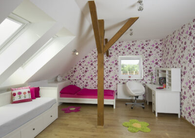 Dětské pokoje v podkroví, dívčí pokoj, květinová tapeta, dřevěná podlaha postel, křeslo, psací stůl, židle, růžový pokoj