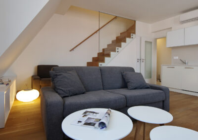 Dřevěná podlaha, dubová podlaha, luxusní byt, světlo, béžová, hnědá, pohovka