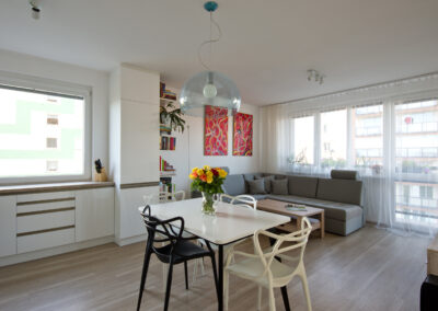 Panelákový byt, pohovka, konferenční stůl, interiér panelákového bytu, interiér středočeský kraj, červené obrazy, jídelní stůl, jídelní židle