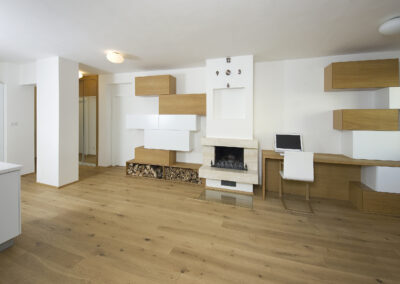 Řadový dům, obytný prostor, obývák, krb, dřevěné boxy, dřevěné police, nástěnné boxy, dřevěný obklad, dřevěná zeď, dřevěná podlaha, pracovna, pracovní místo, stůl, židle