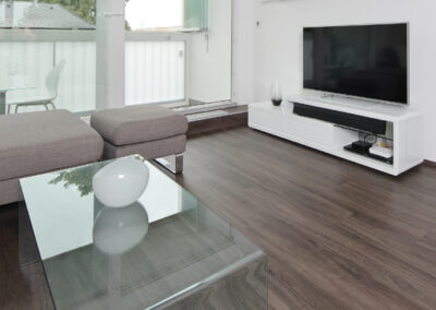 Panelákový byt, obytný prostor, obývák, vinylová podlaha, TV nábytek, konferenční stůl, velké balkonové okno