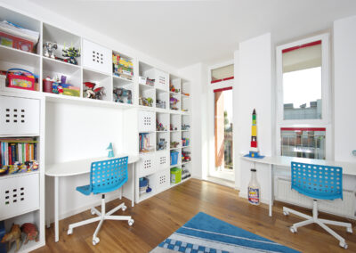 Byt v novostavbě, dětský pokoj, židle, stůl, plakáty, Superhero, superhrdinové