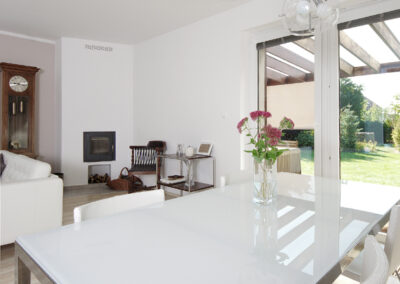 Rekonstrukce, rodinný dům, přízemí, obytný prostor, obývák, závěsná světla, jídelní stůl, jídelní židle, hodiny, krb, výhled na zahradu