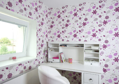 Dětské pokoje v podkroví, dívčí pokoj, květinová tapeta, dřevěná podlaha postel, křeslo, psací stůl, židle, růžový pokoj