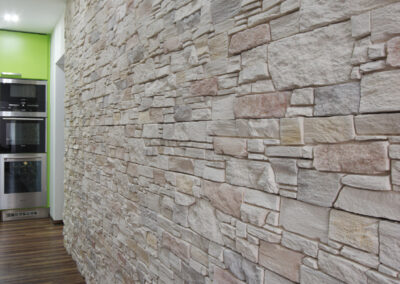 Panelákový byt, Zlín, zelená kuchyň, dekorativní kamenný obklad