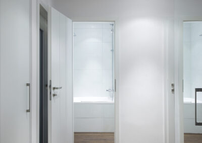 Interiér panelákového bytu, vstup, hala, dveře, skříň se zrcadlem