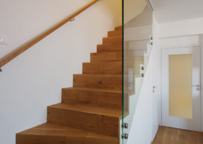 Luxusní byt, schodiště, dřevěné obložení schodiště, dubové schodiště, skleněné zábradlí