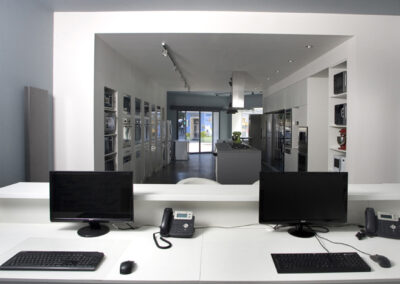 Největší showroom, zn. Whirlpool, prodejna, komerční prostor, komerční interiér, prodejní pult, vestavěné spotřebiče, snížený podhled