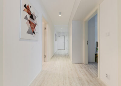 Luxusní byt v novostavbě, chodba, scandi styl, skandinávský styl, dveře, skříň, skříň na míru, obraz