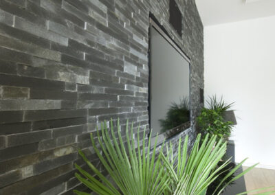 Proměna obývacího pokoje, RD Nučice, černý kamenný obklad na zdi, TV na zdi, zapuštěná TV, audio