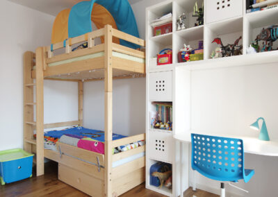 Byt v novostavbě, dětský pokoj, židle, stůl, plakáty, Superhero, superhrdinové