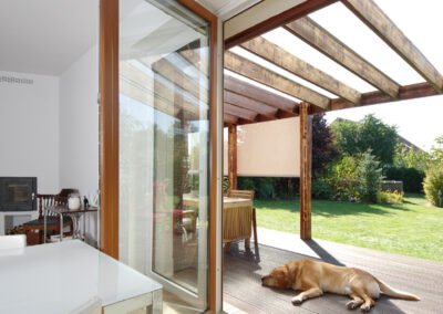 Rekonstrukce, rodinný dům, přízemí, jídelní stůl, jídelní židle, krb, hodiny, osvětlení, terasa, výhled na terasu, vstup na terasu