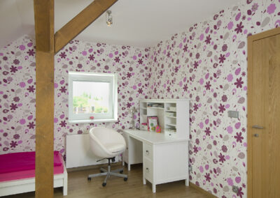 Dětské pokoje v podkroví, dívčí pokoj, květinová tapeta, dřevěná podlaha postel, křeslo, psací stůl, židle, růžový pokoj