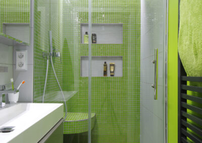 Panelákový byt, Zlín, zelená kuchyň, koupelna, zelený obklad, sprchový kout, umyvadlo, černý radiátor