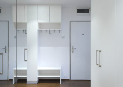 Interiér panelákového bytu, vstup, hala, dveře, skříň se zrcadlem