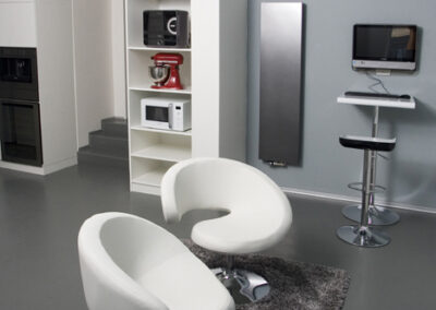 Největší showroom, zn. Whirlpool, prodejna, komerční prostor, komerční interiér, spotřebiče, šedá podlaha, litá podlaha, bílá křesla, stolek