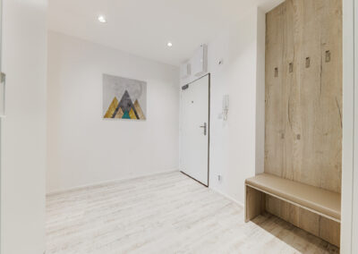 Luxusní byt v novostavbě, chodba, scandi styl, skandinávský styl, dveře, botník, skříň na míru, obraz