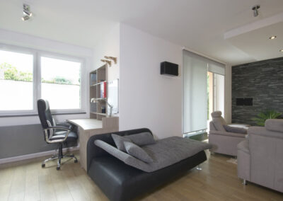 Proměna obývacího pokoje, RD Nučice, pracovní kout, police v nice, pracovní stůl vedle okna, lenoška vedle stolu, pracovní židle