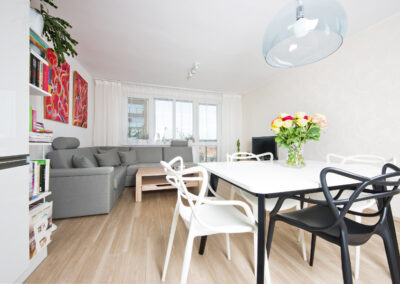 Panelákový byt, pohovka, konferenční stůl, interiér panelákového bytu, interiér středočeský kraj, červené obrazy, jídelní stůl, jídelní židle, TV, televize, tapeta s odlesky, ornamenty na tapetě, designové židle, designové světlo