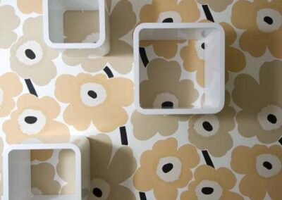 Interiér panelákového bytu, Marimekko tapeta, bílé boxy na zdi