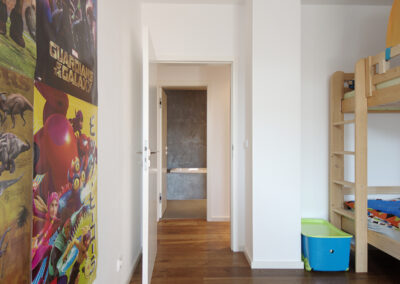 Byt v novostavbě, dětský pokoj, židle, stůl, plakáty, Superhero, superhrdinové