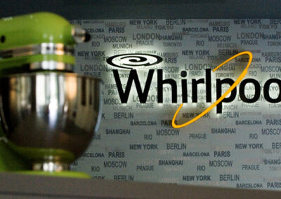 Největší showroom, zn. Whirlpool, prodejna, komerční prostor, komerční interiér, prodejní pult, tapeta, logo na zdi