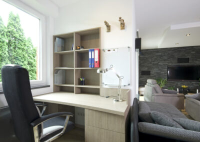 Proměna obývacího pokoje, RD Nučice, pracovní kout, police v nice, pracovní stůl vedle okna, lenoška vedle stolu, pracovní židle, původní vstup na terasu