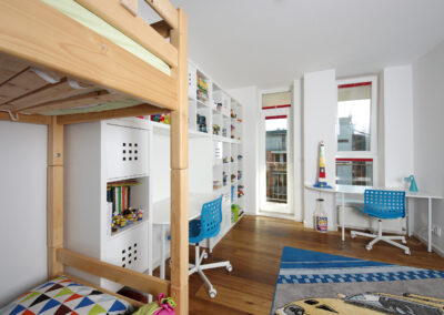 Byt v novostavbě, dětský pokoj, židle, stůl, plakáty, Superhero, superhrdinové