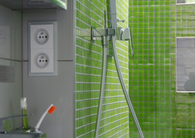 Panelákový byt, Zlín, zelená kuchyň, koupelna, zelený obklad, sprchový kout, umyvadlo