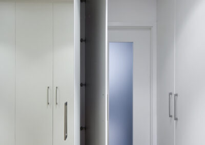 Interiér panelákového bytu, vstup, hala, dveře s prosklením, skříň se zrcadlem, botník, háčky, věšáky