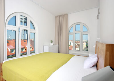 Luxusní byt, ložnice, velká okna, Žižkovská věž, výhled z okna, závěs