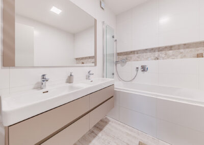 Luxusní byt v novostavbě, koupelna, scandi styl, skandinávský styl, nika v koupelně, umyvadlo, vana, béžová