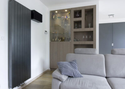 Proměna obývacího pokoje, RD Nučice, pohovka, křeslo, starožitní konferenční stolek, vestavěné bodové osvětlení, vertikální antracitový radiátor, vestavěné police v nice, koberec na dlažbě