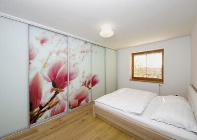 Řadový dům, ložnice, dřevěná podlaha, skříň, vestavěná skříň