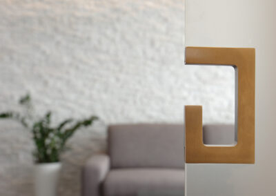 Panelákový byt, obytný prostor, obývák, vinylová podlaha, konferenční stůl, pohovka, kamenný obklad. posuvné dveře, madlo