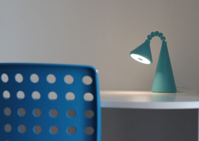 Byt v novostavbě, dětský pokoj, židle, stůl, lampička