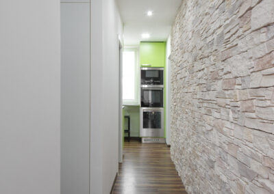 Panelákový byt, Zlín, zelená kuchyň, dekorativní kamenný obklad