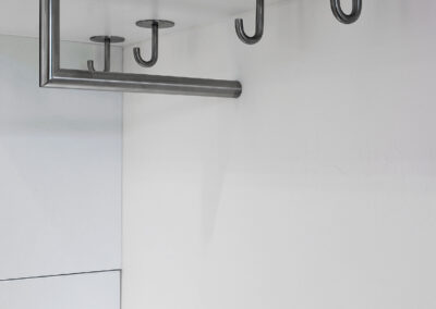 Interiér panelákového bytu, vstup, hala, botník, háčky, věšáky, skryté šuplíky