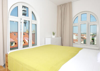 Luxusní byt, ložnice, velká okna, Žižkovská věž, výhled z okna, závěs