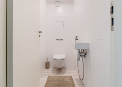 Luxusní byt v novostavbě, WC, záchod, scandi styl, skandinávský styl, umyvadlo, béžová