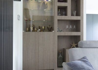 Proměna obývacího pokoje, RD Nučice, pohovka, křeslo, vestavěné bodové osvětlení, vertikální antracitový radiátor, vestavěné police v nice