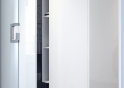 Panelákový byt, vestavěná šatna, úklidová skříň