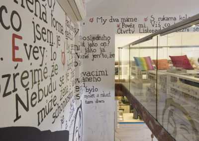 Interiér kavárny AnonymouS, grafika na zdi, logo na zdi, schodiště, nápisy na zdi