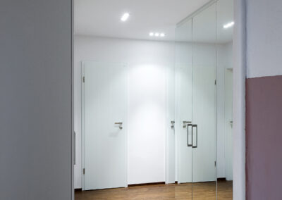 Interiér panelákového bytu, vstup, hala, dveře, skříň se zrcadlem