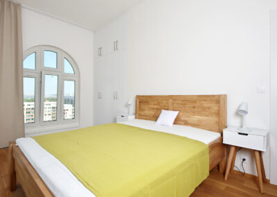 Luxusní byt, ložnice, velká okna, Žižkovská věž, výhled z okna, závěs