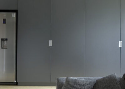 Proměna obývacího pokoje, RD Nučice, vestavěné úložné skříně, tmavě šedá, světlá dřevěná podlaha, zapuštěné úchytky, lednice v nice