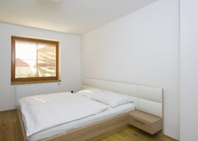 Řadový dům, ložnice, dřevěná podlaha, skříň, vestavěná skříň